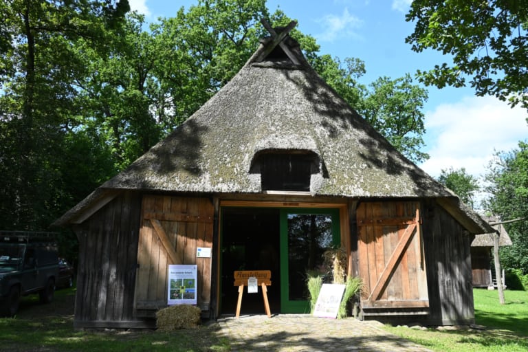 Ausstellung: "Vom Acker und seinen Kräutern" im Schafstall des VNP Heidemuseums Emhoff, Wilsede