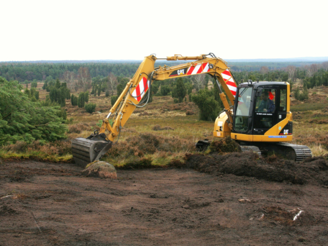 Heidepflege: Plaggen mit dem Bagger | Foto: VNP Stiftung Naturschutzpark Lüneburger Heide
