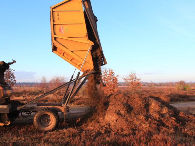 Heidepflege: Entleeren des Mähcontainers | Foto: VNP Stiftung Naturschutzpark Lüneburger Heide