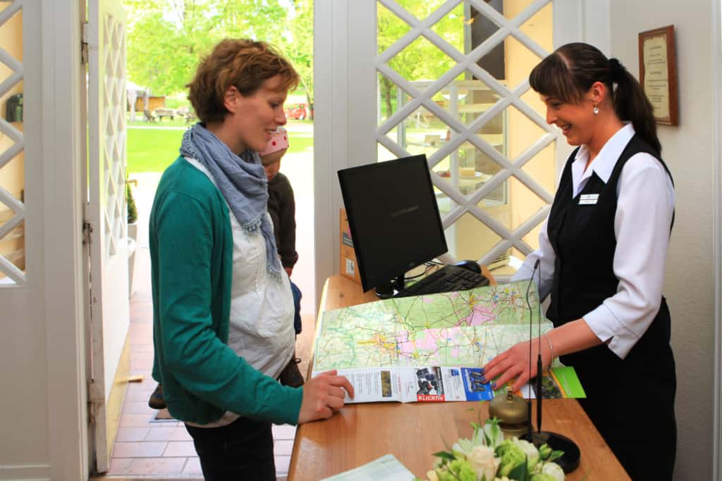 Hotelfachfrau berät einen Gast im Hotel Hof Tütsberg bei Schneverdingen