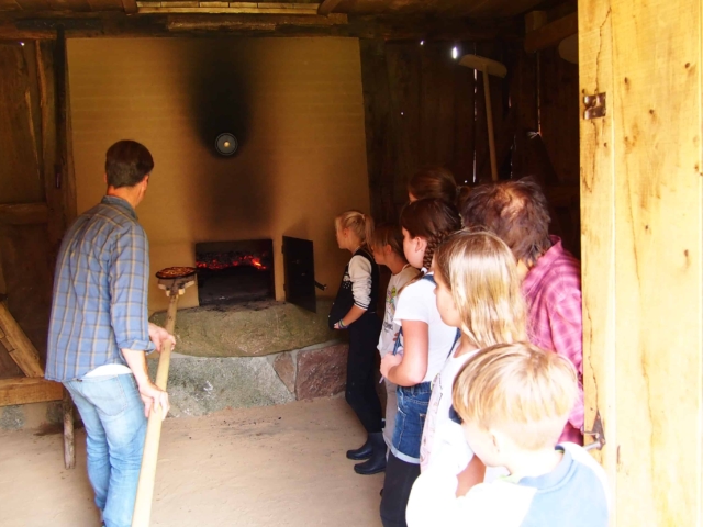 Schulbauernhof Hillmershof Wilsede: Backtag im Backhaus | Foto: VNP Stiftung Naturschutzpark Lüneburger Heide