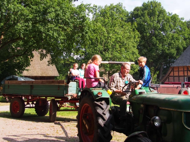 Unterwegs mit dem Traktor auf dem Schulbauernhof Hillmershof | VNP Kinderakademie