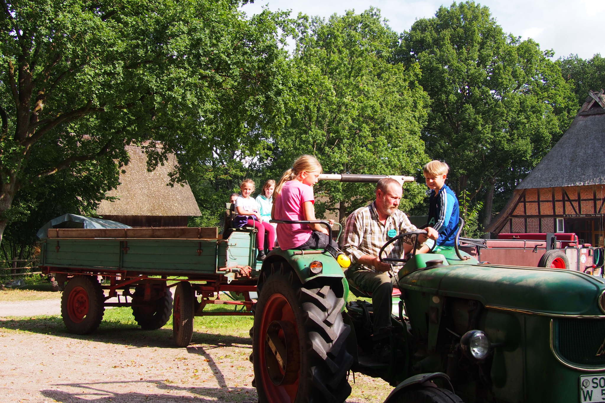 On the road with the tractor at the school farm Hillmershof | VNP Children's Academy