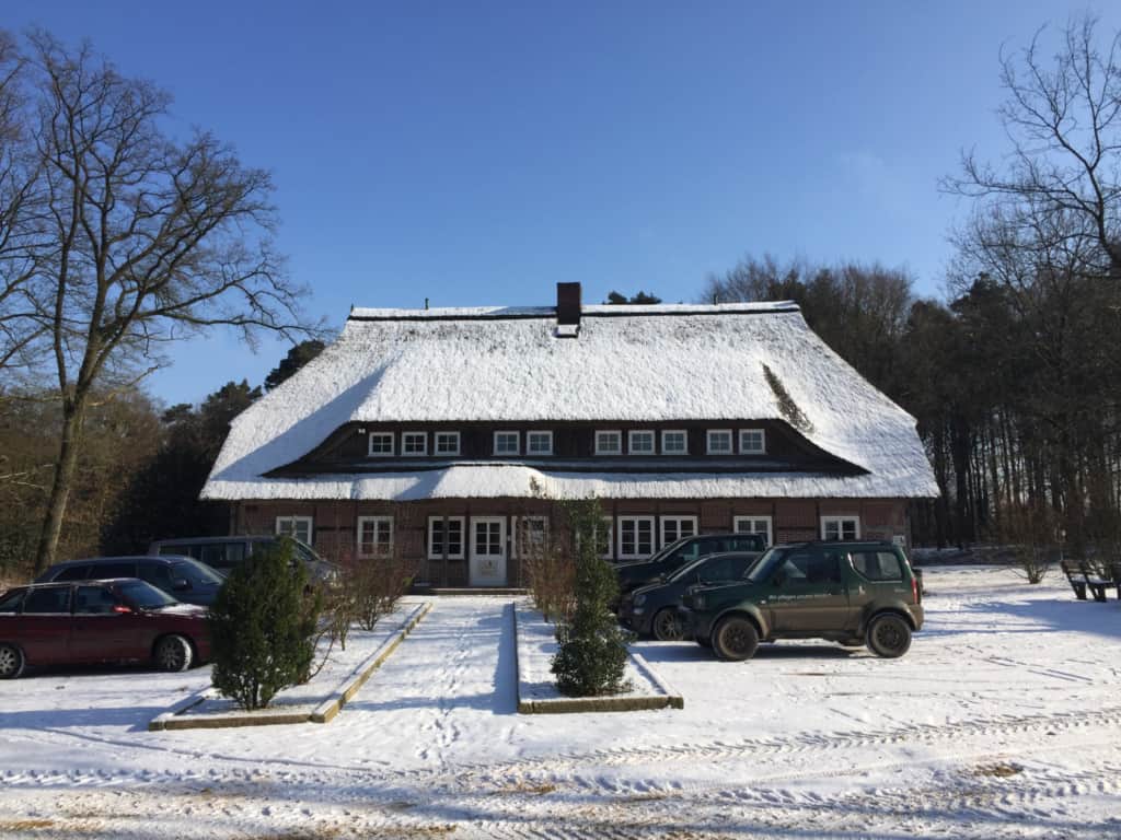 VNP Geschäftsstelle in Bispingen-Niederhaverbeck im Winter mit Schnee | VNP Stiftung