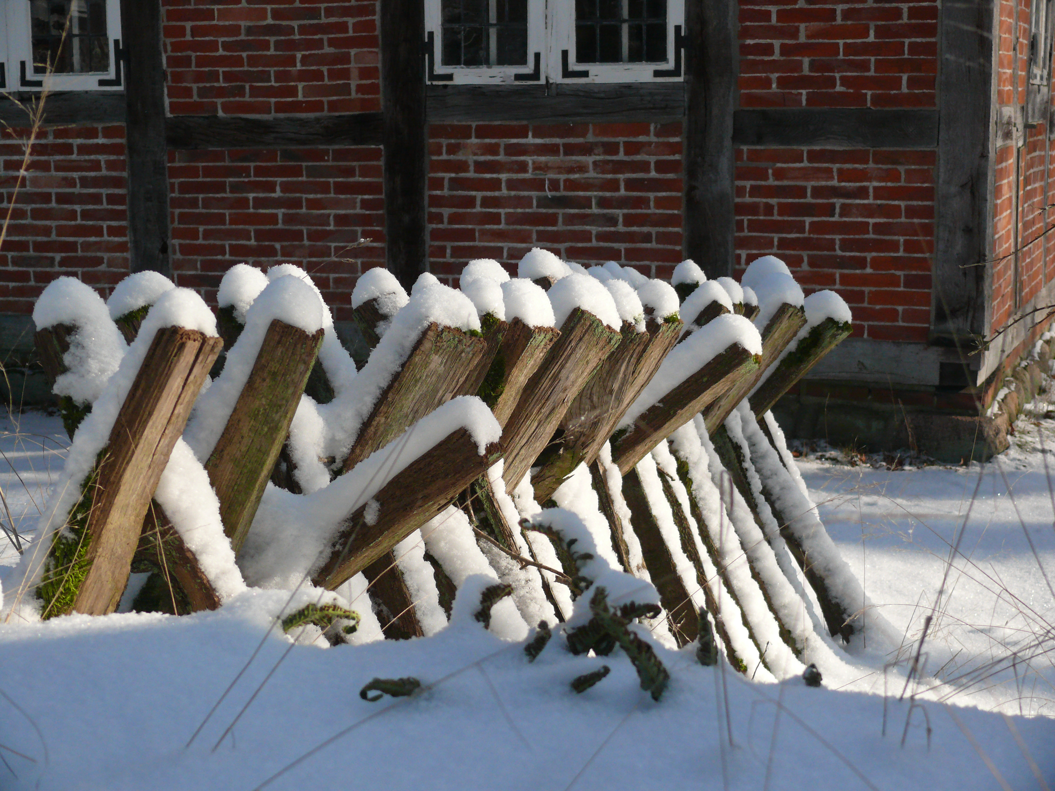 Winter: Eekenboltentun (Eichenbohlenzaun) im Schnee | Foto: VNP Stiftung Naturschutzpark Lüneburger Heide