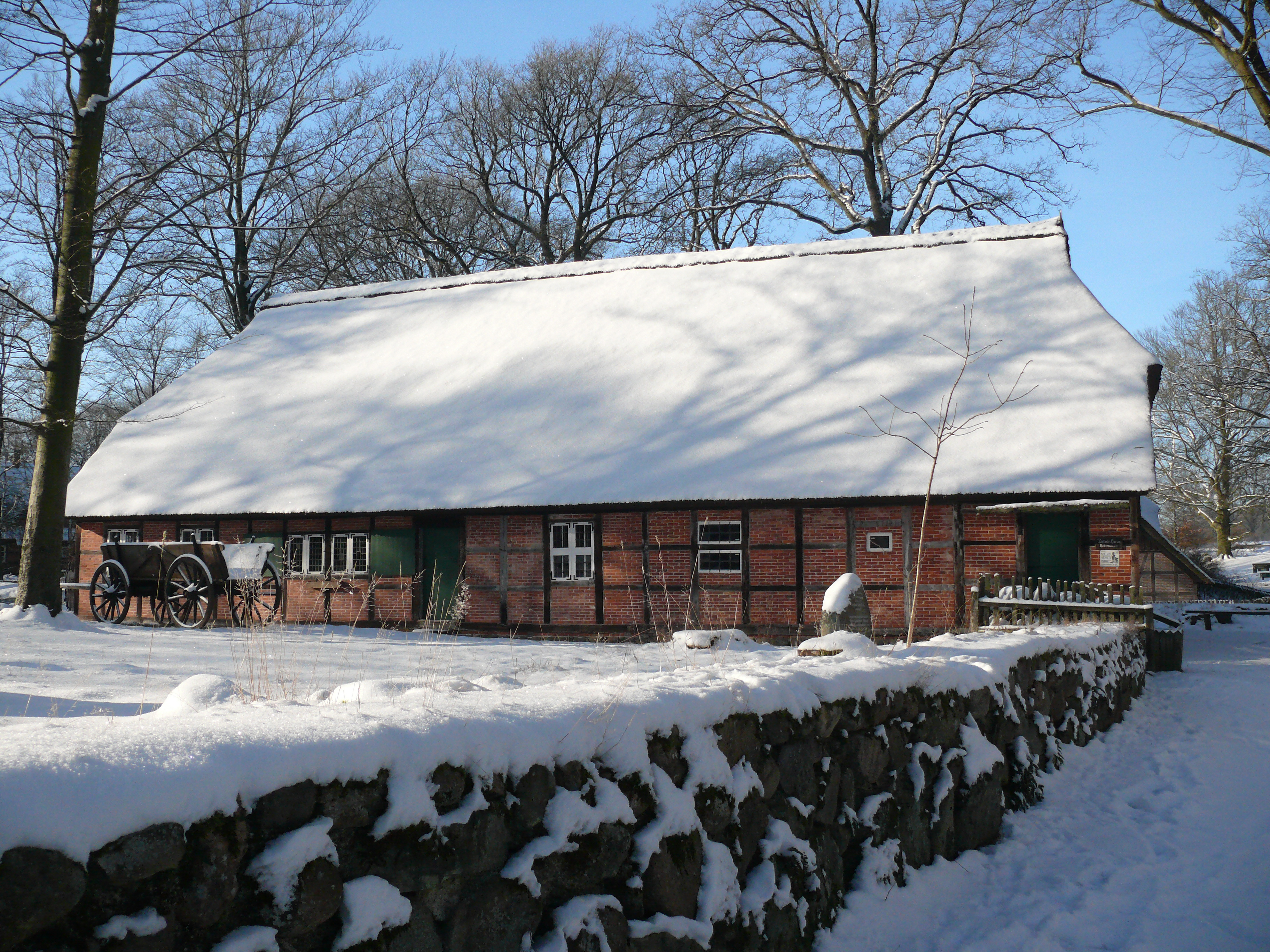 Winter: Heidemuseum "Dat Ole Huus" in Wilsede im Schnee | Foto: VNP Stiftung Naturschutzpark Lüneburger Heide